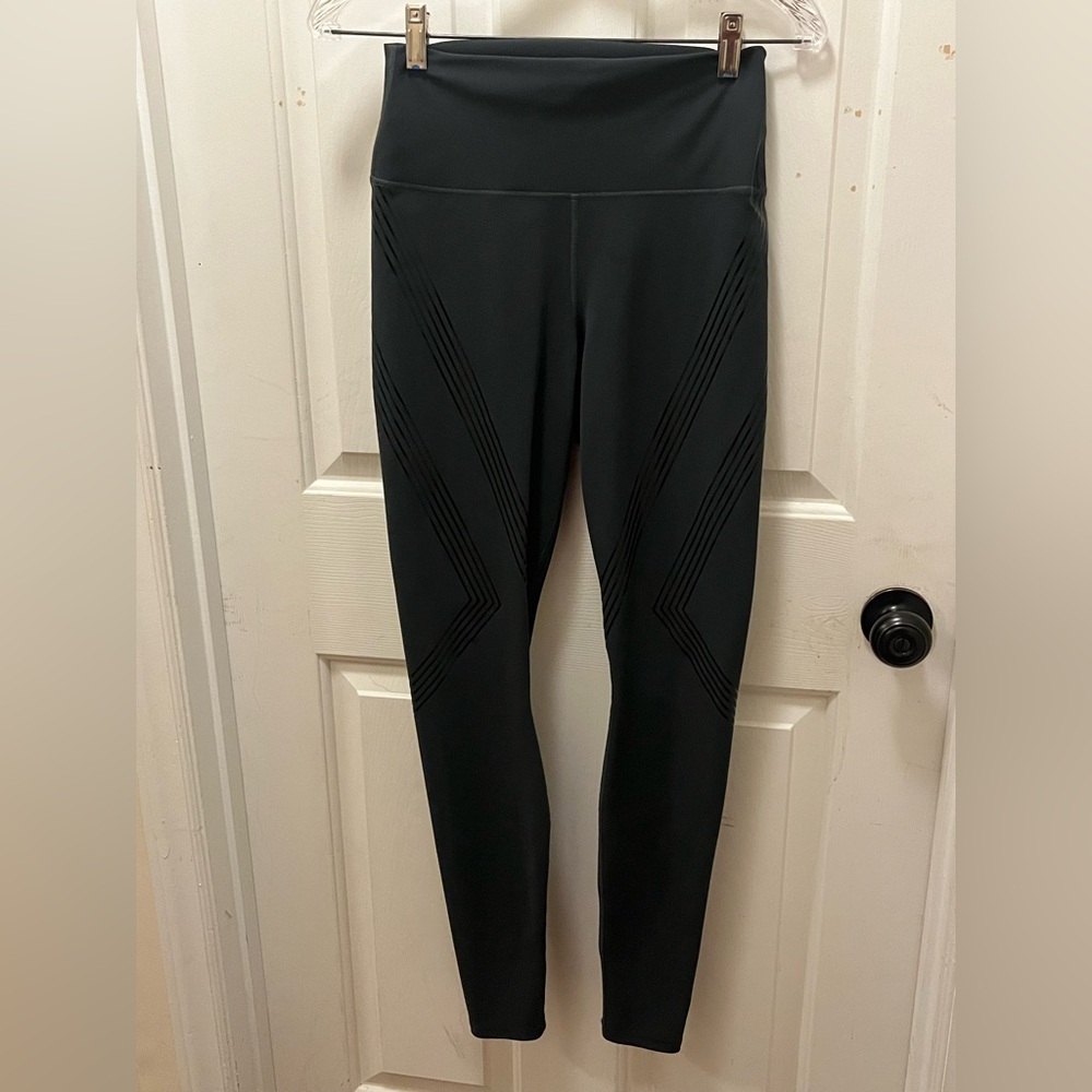 🧘🏽‍♀️LIKE NEW Alo Yoga High Waist Striped Vapor Leggings - Gray/Black - Medium